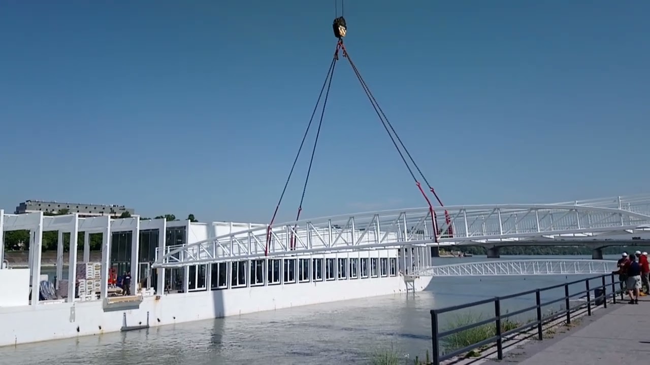 MKKSZ TTS felépítményes úszómű (Stopper állóhajó) bejáróhídjának daruzása